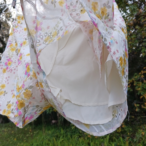 Floral Embroidred Design Short Shorts Juniors Size Medium - Picture 7 of 16